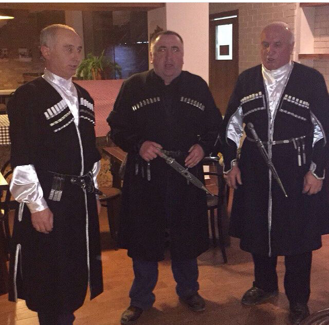 Исполняют многоголосие, как правило, мужчины 