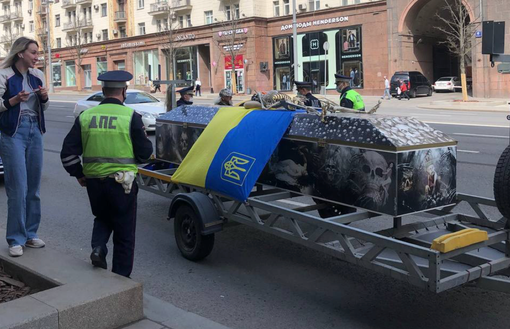 Гроб на крыше автомобиля