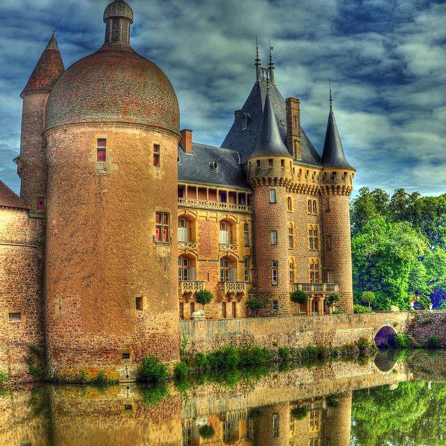 Нормандия шампань. Замок ла Клейет Франция. Замок Валуа во Франции. Замок Крессэ Франция. Замки Бургундии.