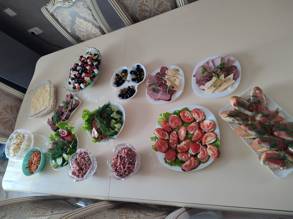 Фотографировала ещё до сервировки стола