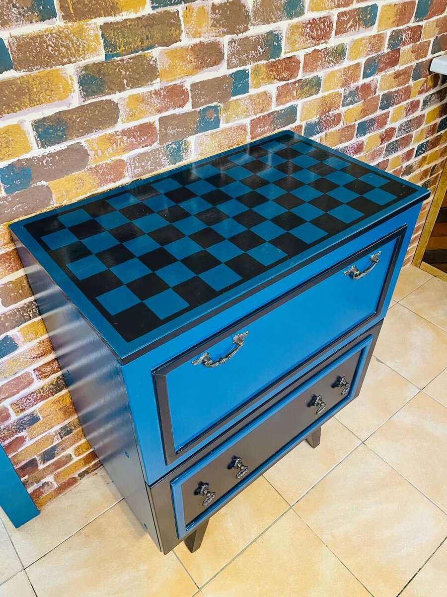 Необычная столешница в виде шахматной доски