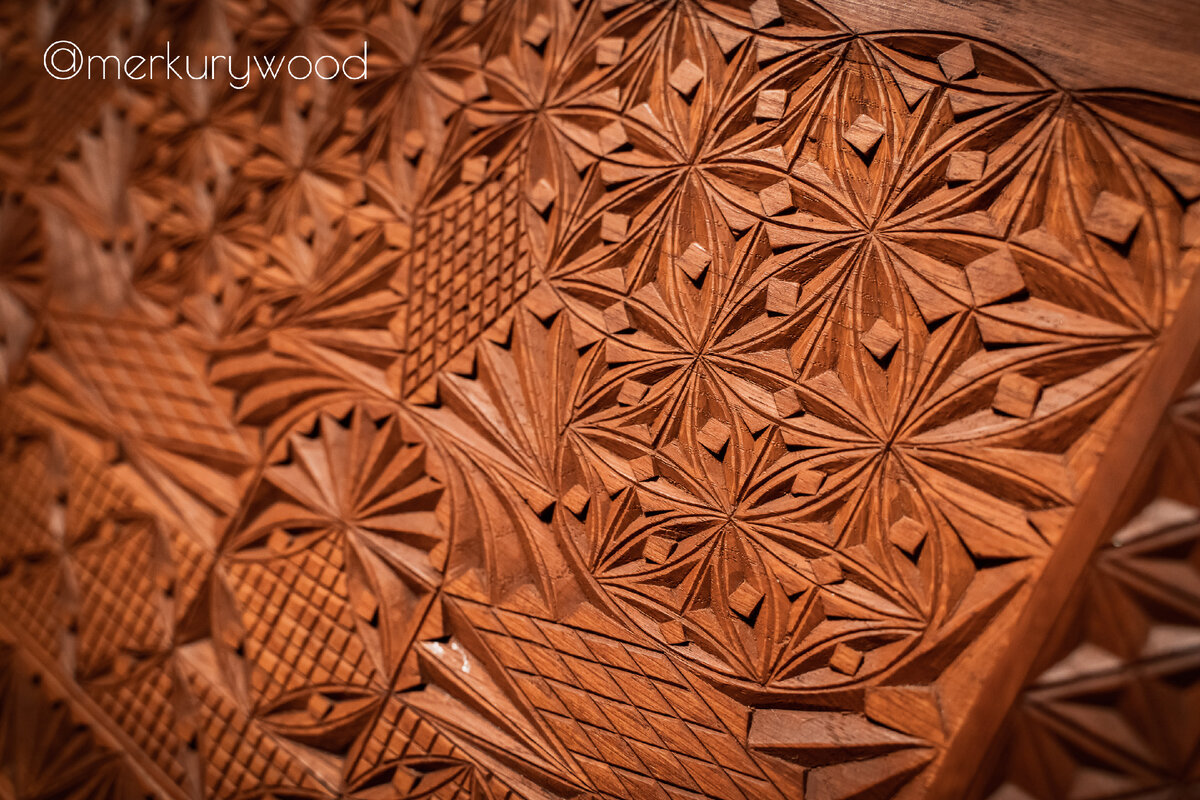 Спинка лавки. Проект выполнен мной по эскизам Е.Д. Поленовой. Над резьбой работали Юрий Белов и другие резчики из Хотьково (Московская область).