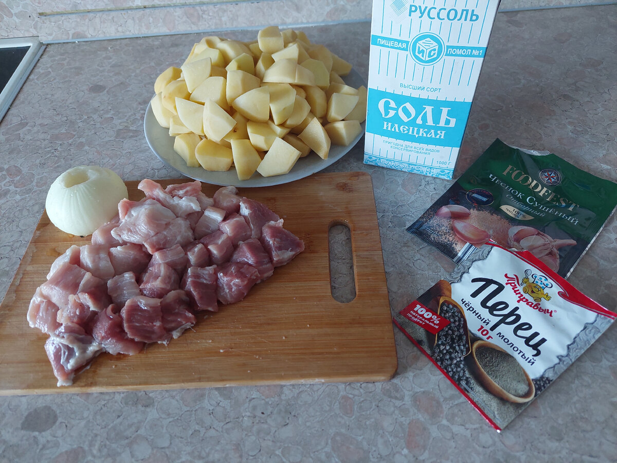 Картофель и мясо режем не очень большими кубиками. Если будет крупно, потребуется дополнительное время. Лук полукольцами. 