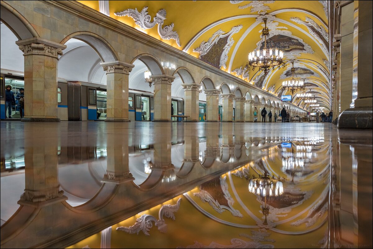 Фото метро комсомольская кольцевая линия