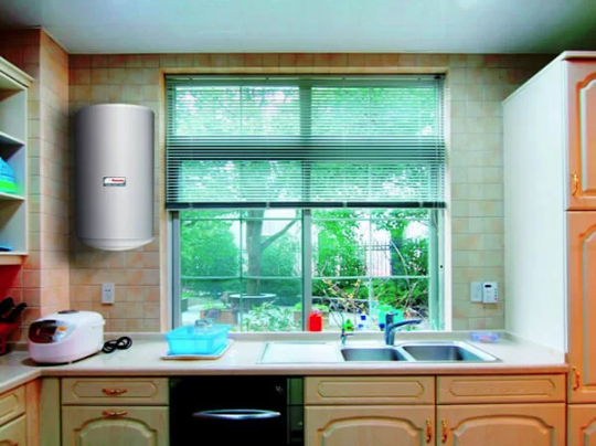 ИНОГДА УДОБНЕЕ УСТАНОВИТЬ ДВА НЕБОЛЬШИХ БОЙЛЕРА – ДЛЯ ВАННОЙ И ДЛЯ КУХНИ – ВМЕСТО ОДНОГО БОЛЬШОГО И ТРЕБУЮЩЕГО МНОГО МЕСТА