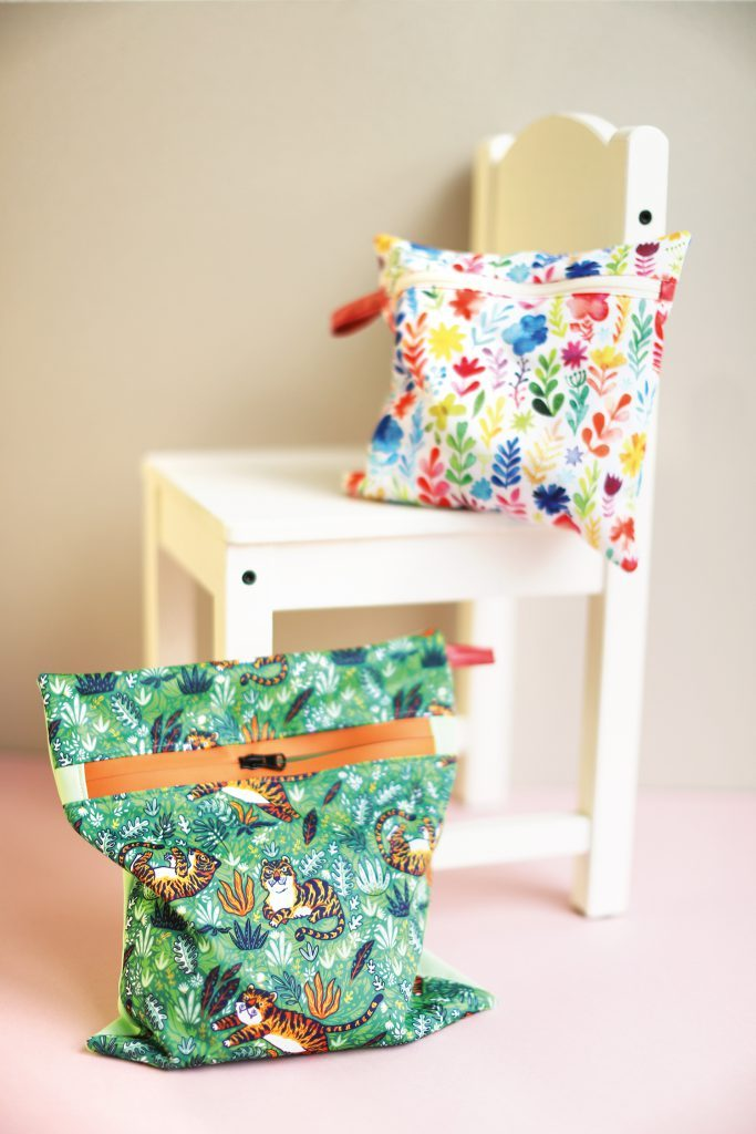 Достаточно красочные расцветки. Можно пофантазировать и ваш мешок станет ещё заметнее. Источник фото: https://blog.bernina.com/de/2022/08/nasstasche-naehen-wetbag-anleitung/