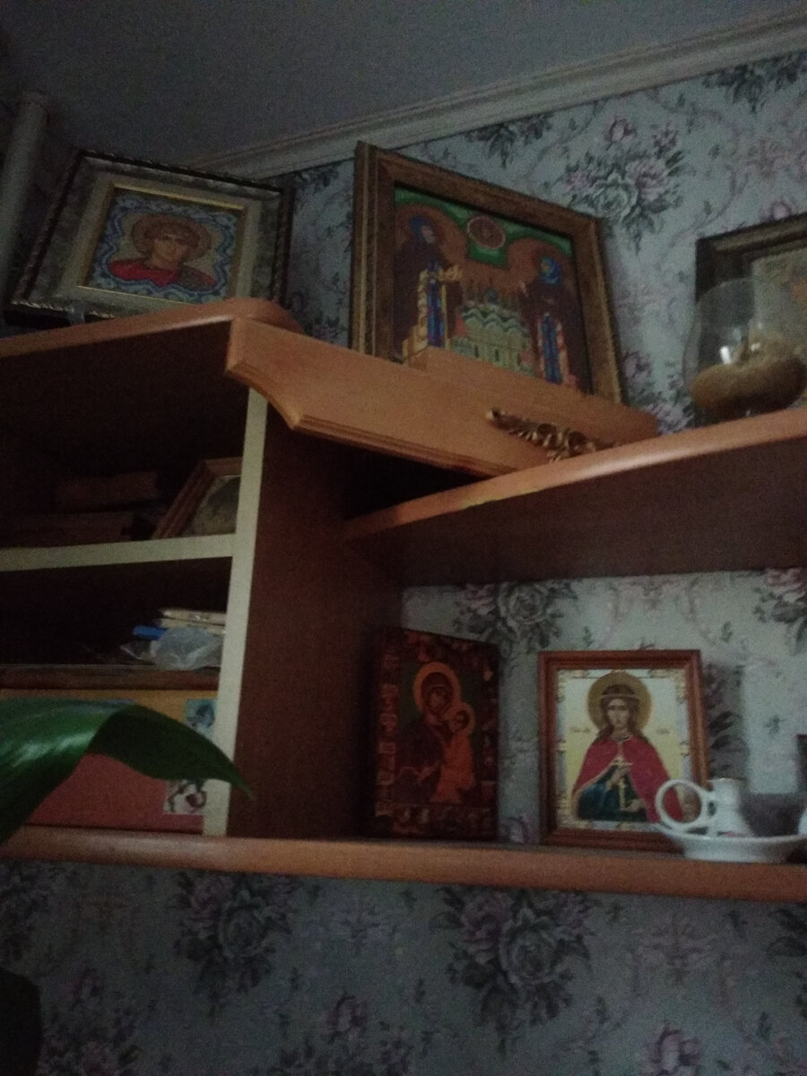 Вот она - Скоропослушница. Рядом со св Иулией, св Уаром и  св Петром и Февронией