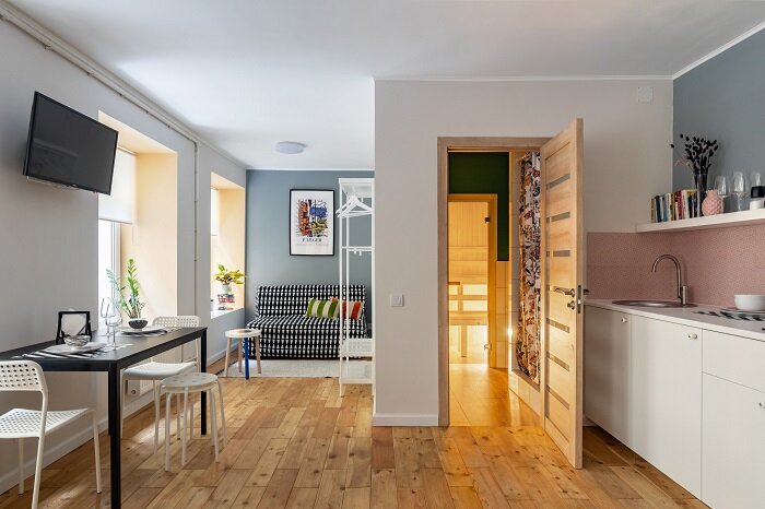 Дверь из туалета не должна выходить в жилую комнату. / Фото: houzz.ru