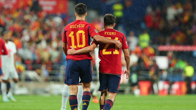    Полузащитники сборной Испании Марко Асенсио и Педри.