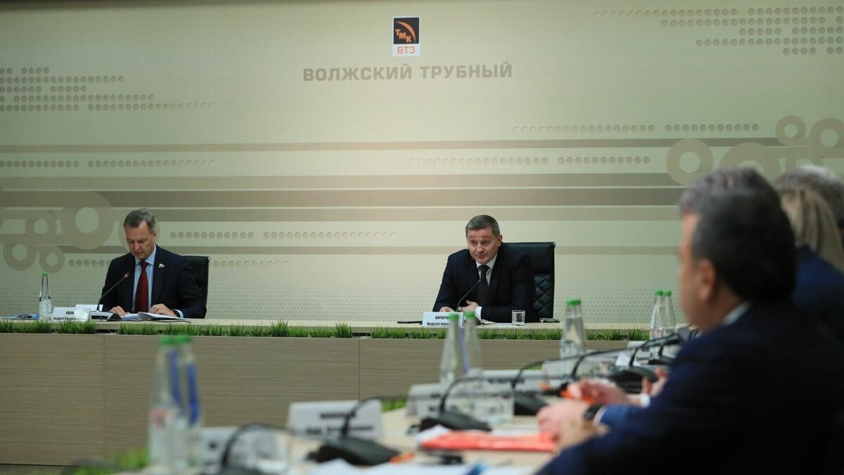     В Волгоградской области сегодня проходит выездное совещание комитетов Совета Федерации России. Парламентарии обсуждают технологическую и экономическую безопасность России и развитие промпотенциала регионов.