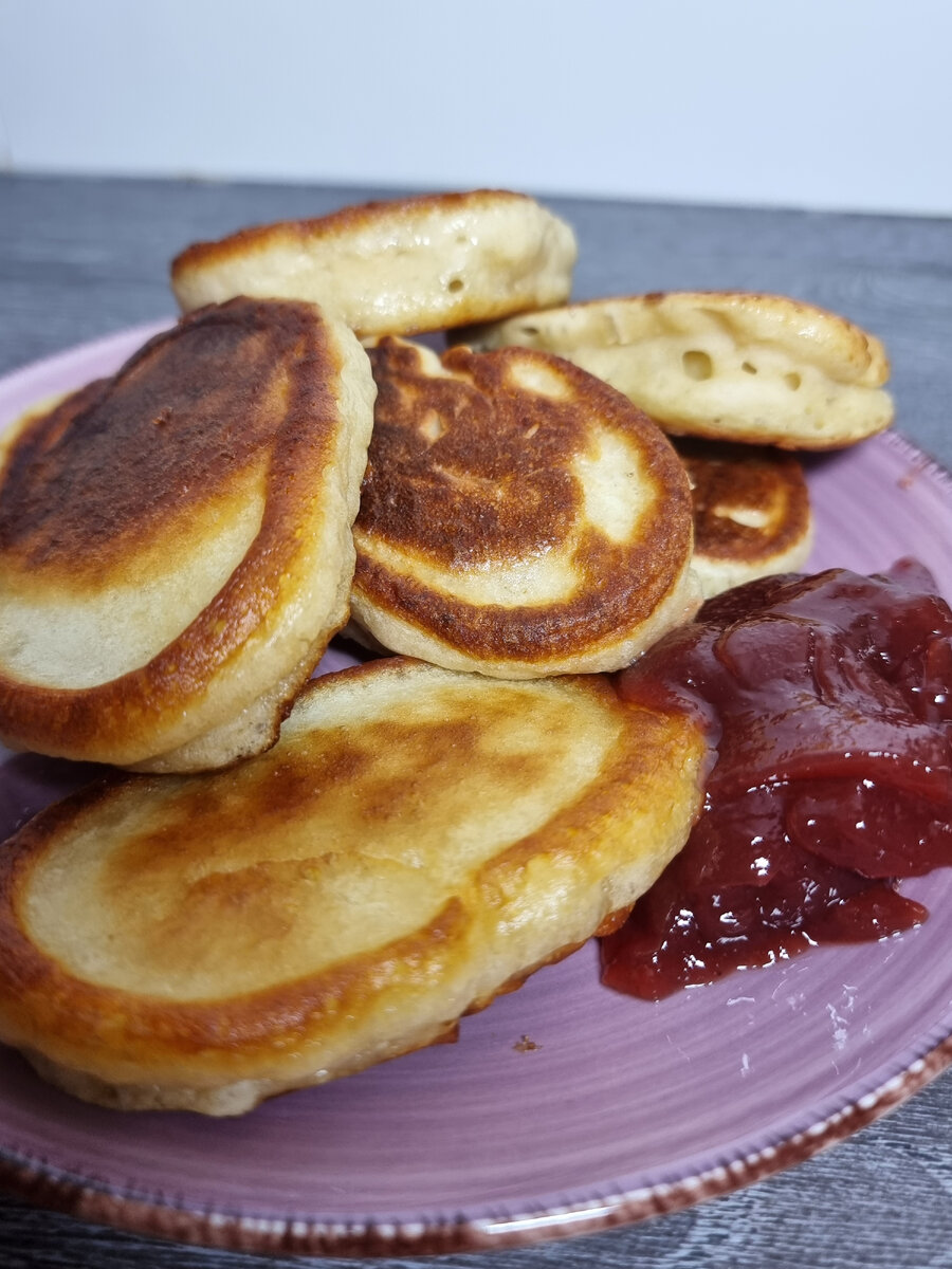 На чем любите вы делать оладьи? На молоке или кефире. Мой любимый вариант рецепта на кефире.