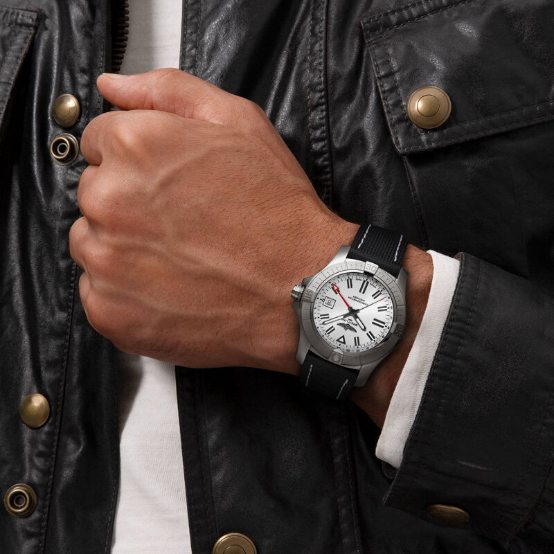 Часы Breitling Avenger в 43 мм корпусе из стали с датой и функцией GMT
