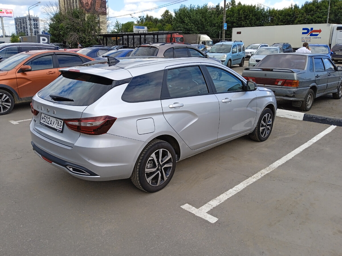 Автомобиль получился определённо симпатичным. Снаружи легче всего отличить старую версию от новой, по иным светодиодным задним фонарям и по передним LED-фарам