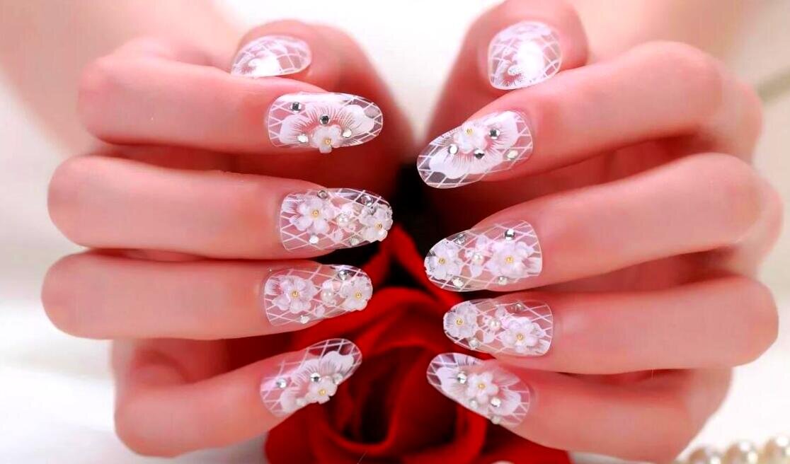вариант свадебного маникюра