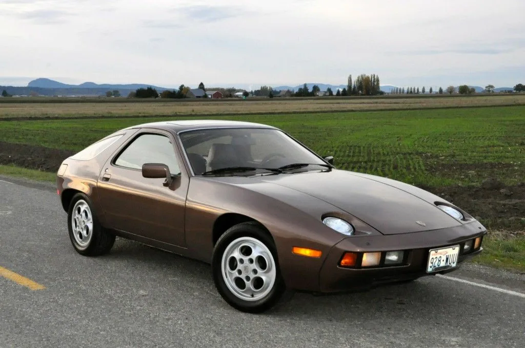 Автомобиль Porsche 928