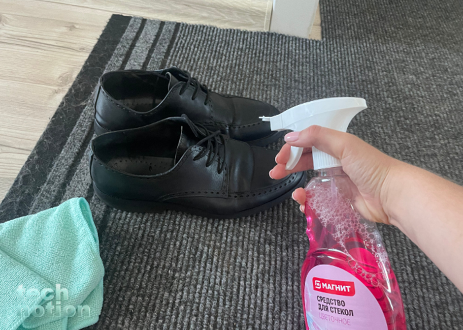Чистим обувь средство для стекол / Изображение: дзен-канал technotion