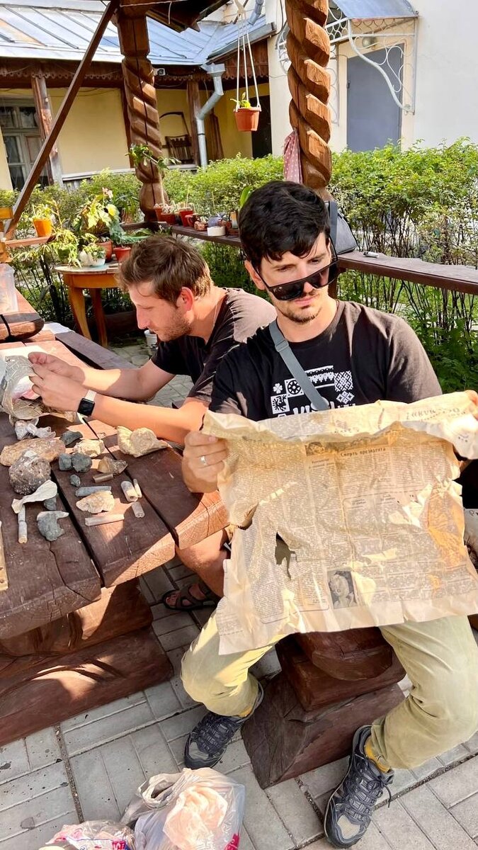 «Комсомолка» оказалась не менее интересной, чем древние черепки, в неё завёрнутые. Фото: VК/ Наталья Сарафанова