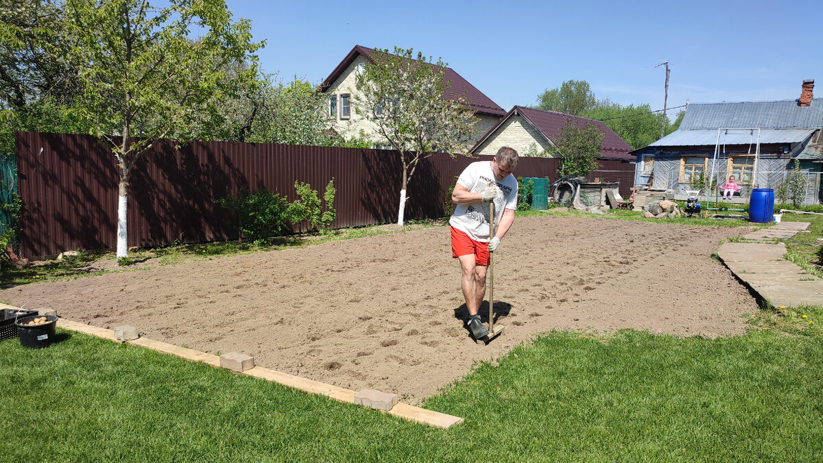 Тут как раз видно забор профлист с одним соседом и позади - сетка за качелями