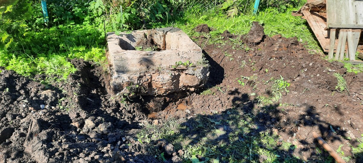 Бетонное основание от старого туалета