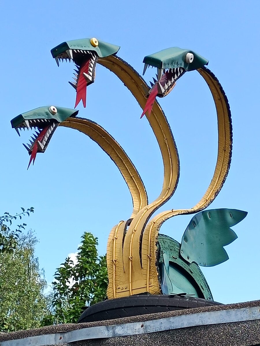 Дракон у дома в Жостово.