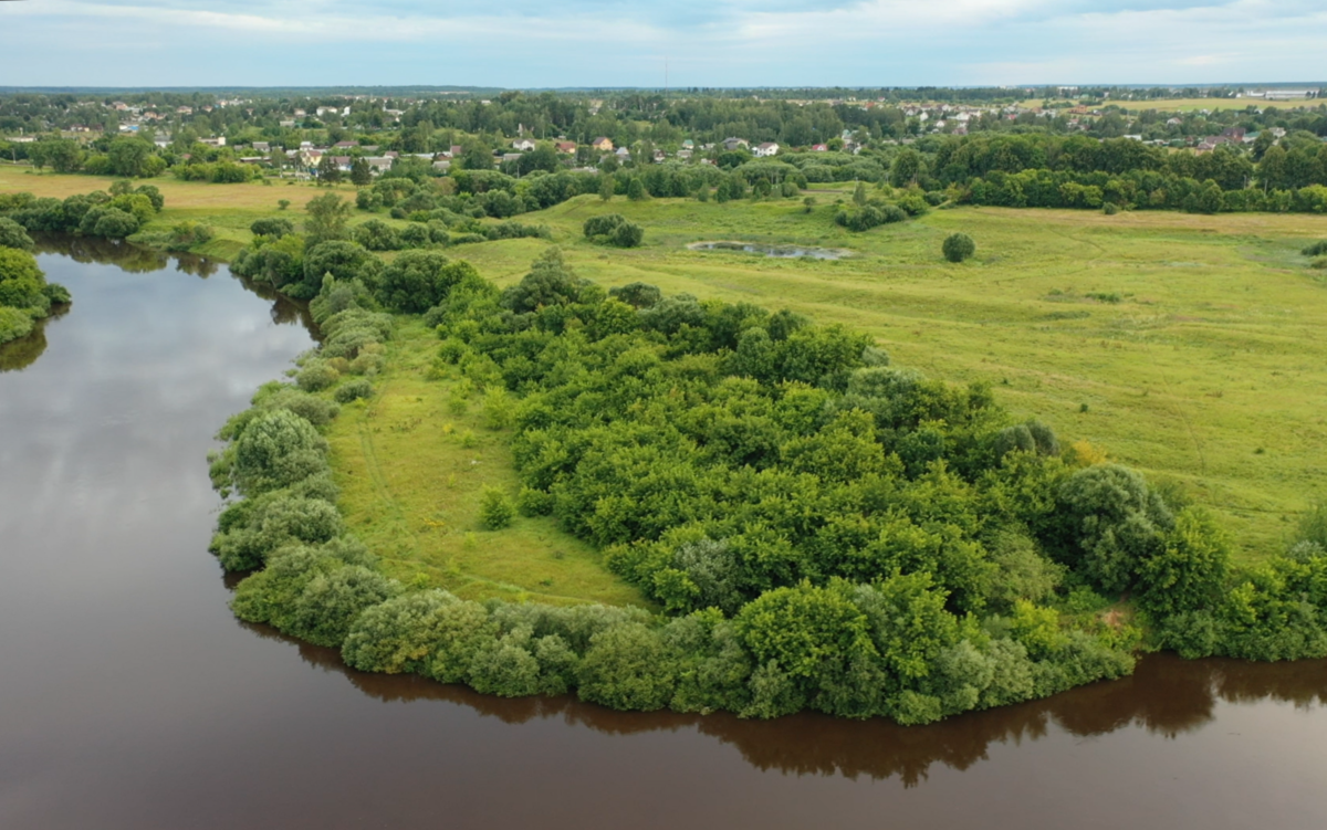 Вид на Гнездовское городище со стороны р. Днепр