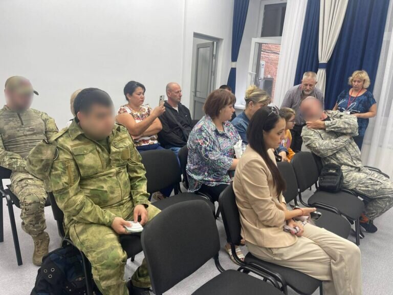    На вопросы подопечных оренбургского филиала «Защитников Отечества» ответила рабочая группа Андрей Севостьянов