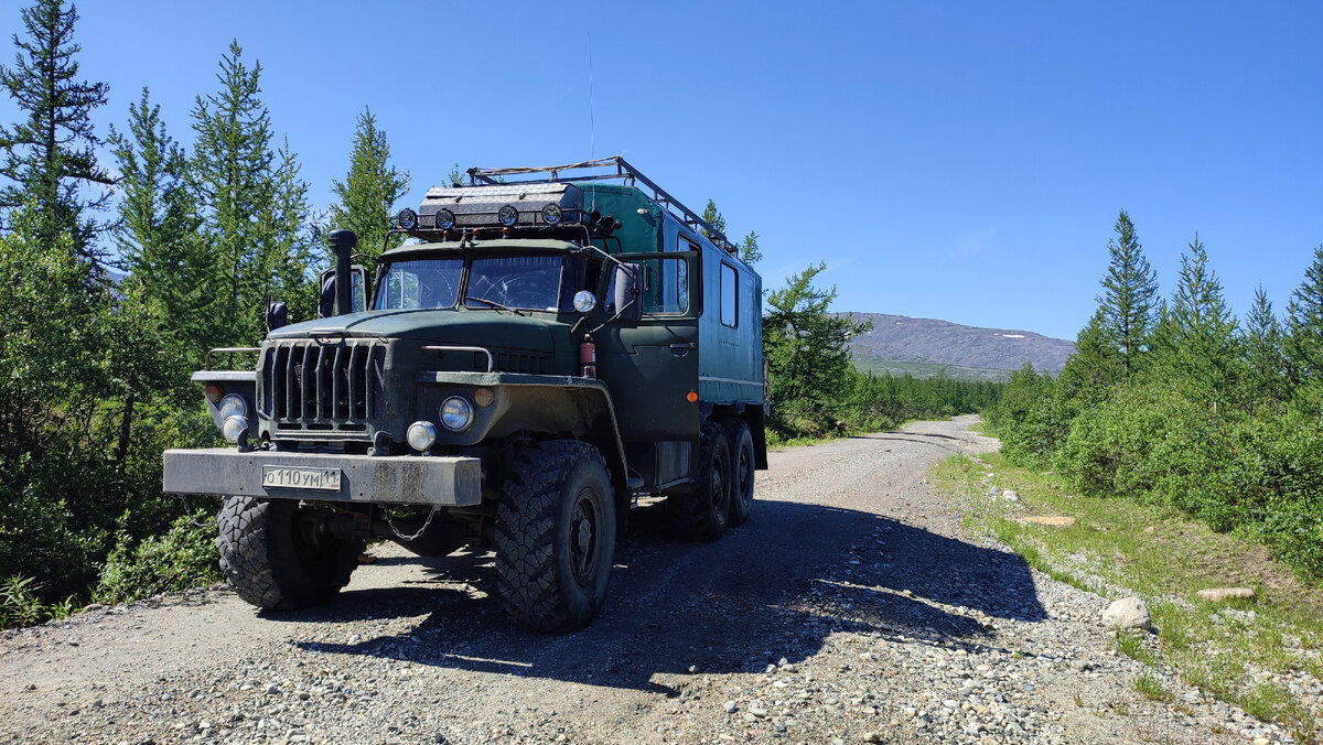Заброска группы людей на таком вахтовом автобусе на базу "Желанное" обходится в 33 тысячи рублей. Заказать можно через сайт самой турбазы.   
