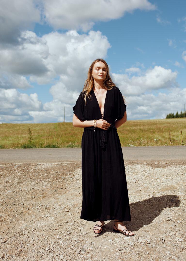 На фото браслет из песочной яшмы и перламутра