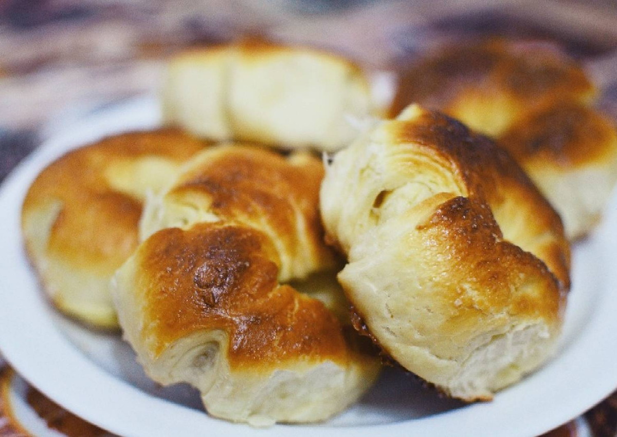 Булочки с курагой. Булочки на сковороде. Дрожжевые булочки на сковороде. Плюшки на сковороде.