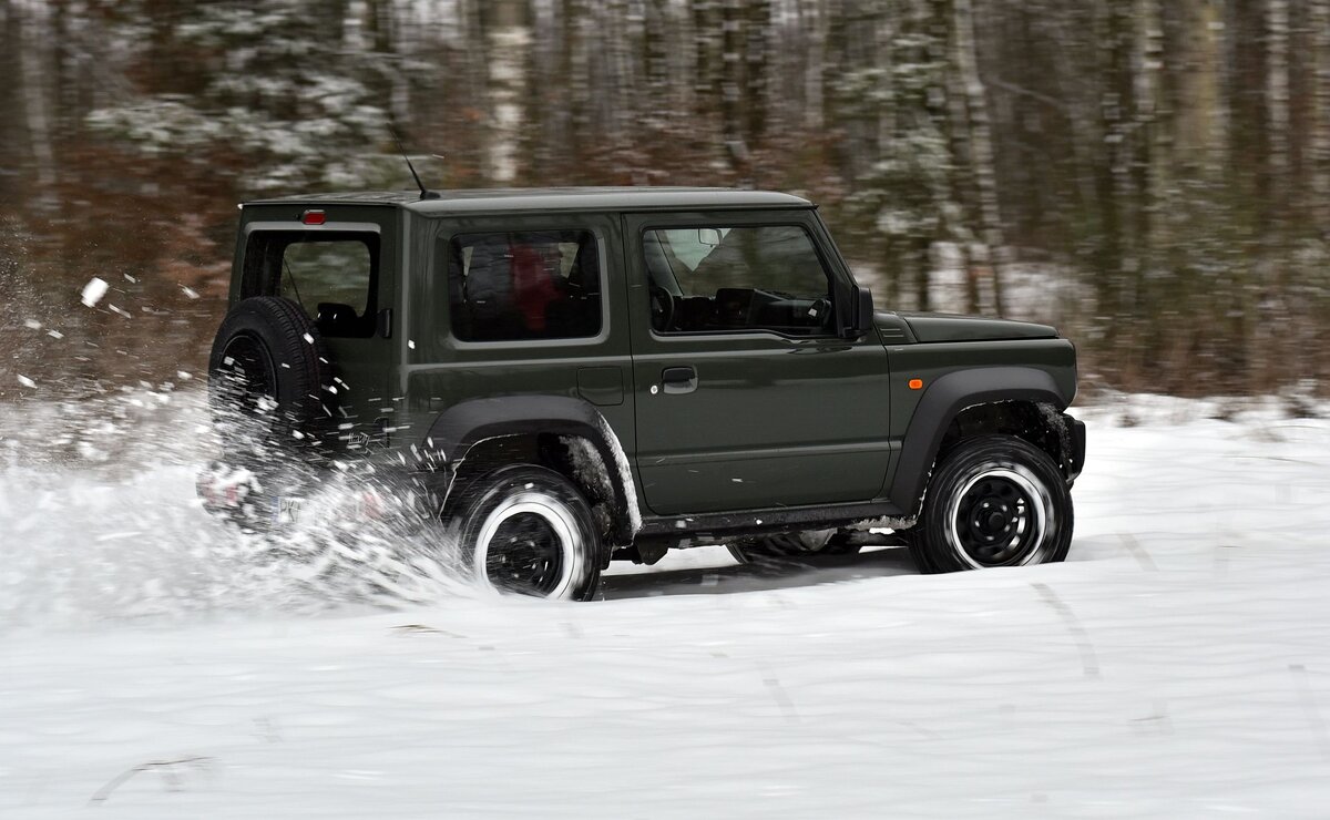 Новый Suzuki Jimny – настоящий «родстер» – угловой, высоко подвешенный и с колесом на закрылке.