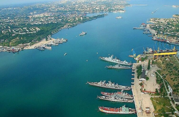 Севастопольская бухта, разделяющая Южную и Северную стороны города