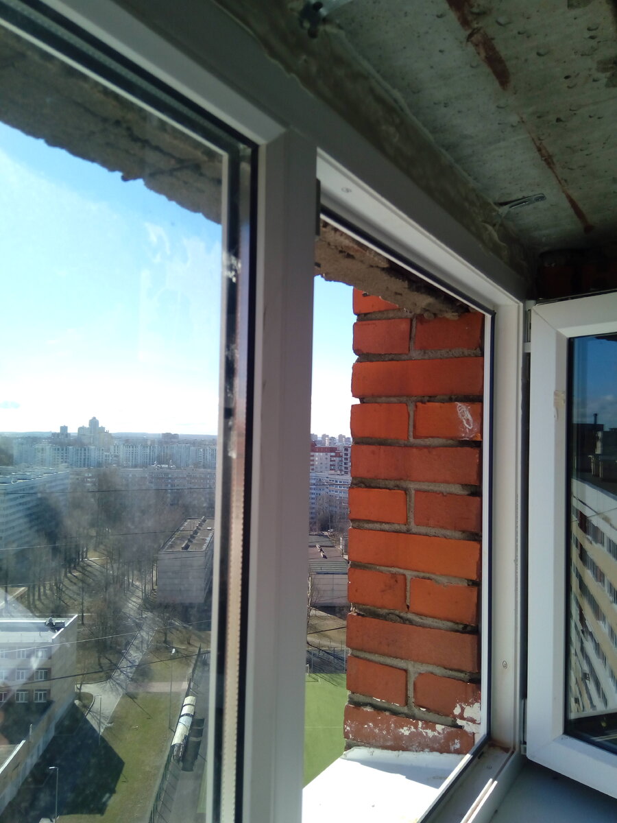 Отчетливо видно, что внешняя кладка по периметру меньше внутренеей. Это один из аспектов энергоэффективности