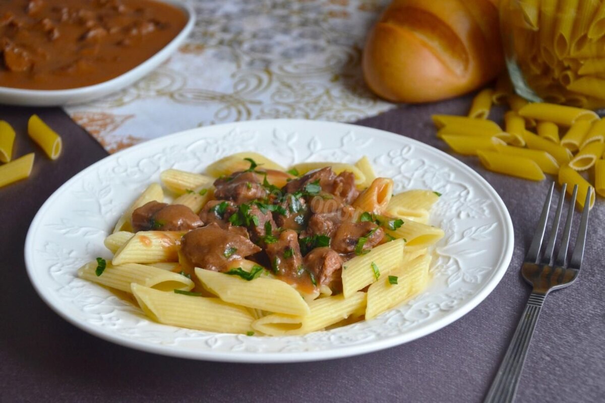 Суп гуляш из свинины с макаронами