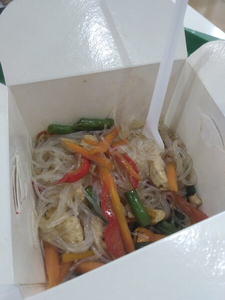 Фото обеда в кафе: фунчоза с овощами и курицей