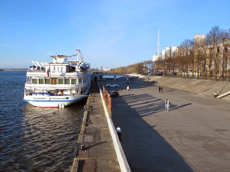 Владимир Маяковский у причальной стенки