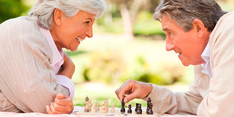 Пенсионеры. Пожилые. Seniors at the Resort.