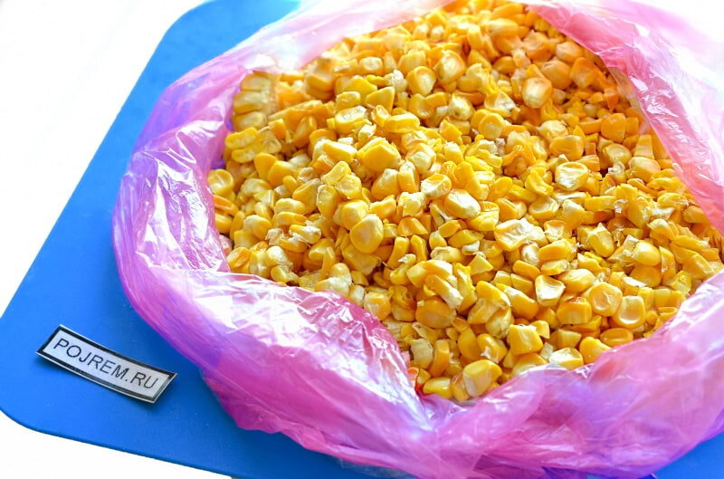 В сезон свежей кукурузы не забудьте запастись ею на зиму. В длинные зимние вечера вы с благодарностью вспомните и похвалите сами себя. Супы, гарниры, похлёбки, жаркое с кукурузой всегда улучшают настроение. Только достаньте заготовку из морозильной камеры и добавьте в приготовленное блюдо в самом конце, и оно заиграет красками лета.