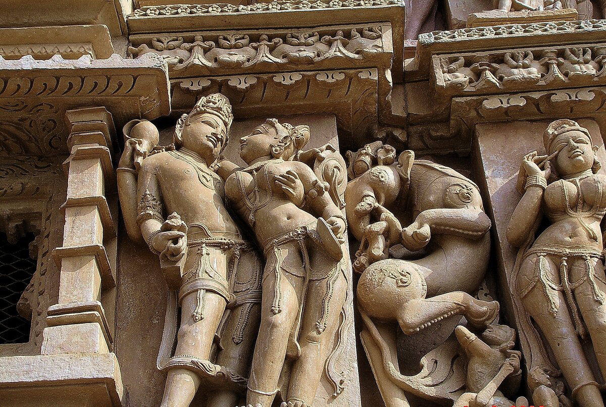фрагмент барельефов Индийского храма Кхаджурахо