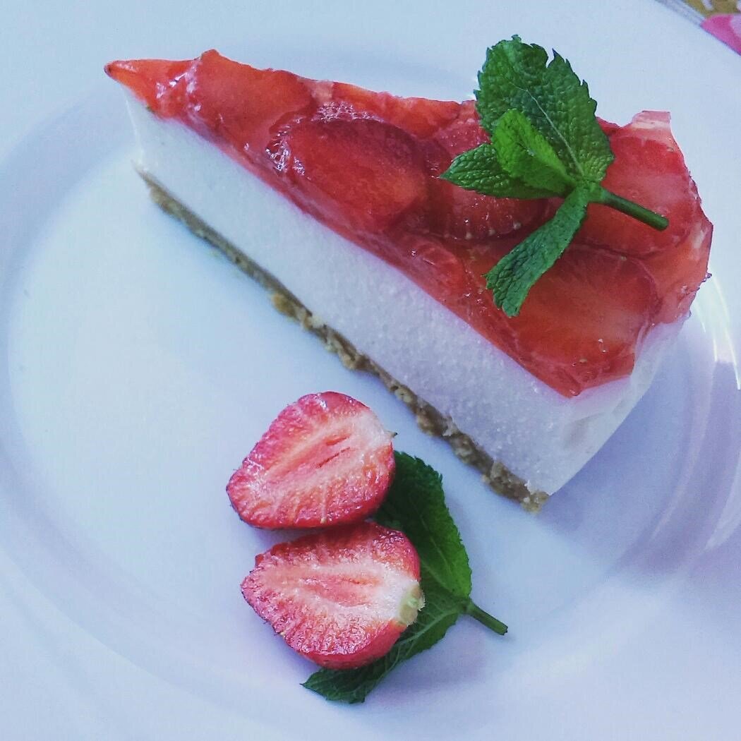 Чизкейк молочный. Чизкейк с клубникой без выпечки и сыром маскарпоне. Карамельно арахисовый чизкейк. Чизкейк с кремом чиз. Чизкейк в англии.