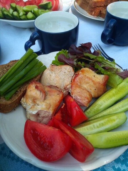 Обед: куриный шашлык и овощи