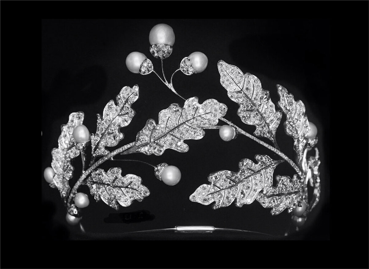 Европейский дуб - священное дерево для многих королевских домов. Тиара создана в 1890 году. Статьи выходят каждый день после 18:00 по мск. Источник фото: @chaumetofficial
