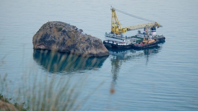 Начало работ по водружению креста на Георгиевской скале. Фото: vk.com/ohsev. 