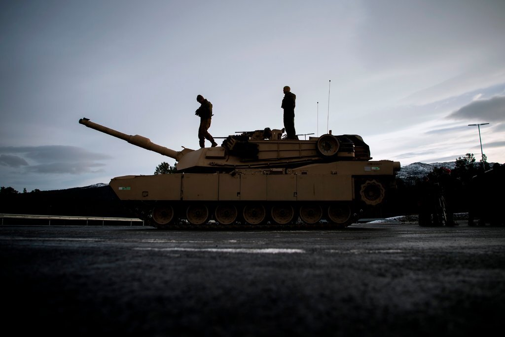 Танк M1 Abrams принимает участие в учениях в Норвегии в прошлом году. Перемещение и охрана танков 4 июля потребовали бы укомплектования персоналом в то время, когда многие военнослужащие уезжают на праздник.