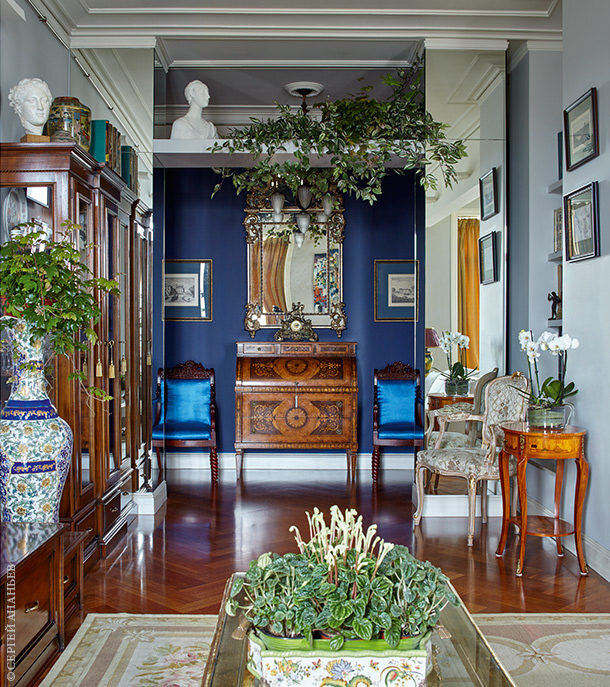 Фрагмент гостиной с видом на прихожую. На заднем плане русские стулья XIX века в обивке из шелка, Henry Bertrand. Зеркало и бюро из розового дерева и палисандра — итальянский антиквариат. Гравюры Джованни Пиранези. На переднем плане: слева витрина по дизайну Дмитрия, справа — итальянский антикварный столик и рисунки Перикле Фаззини.