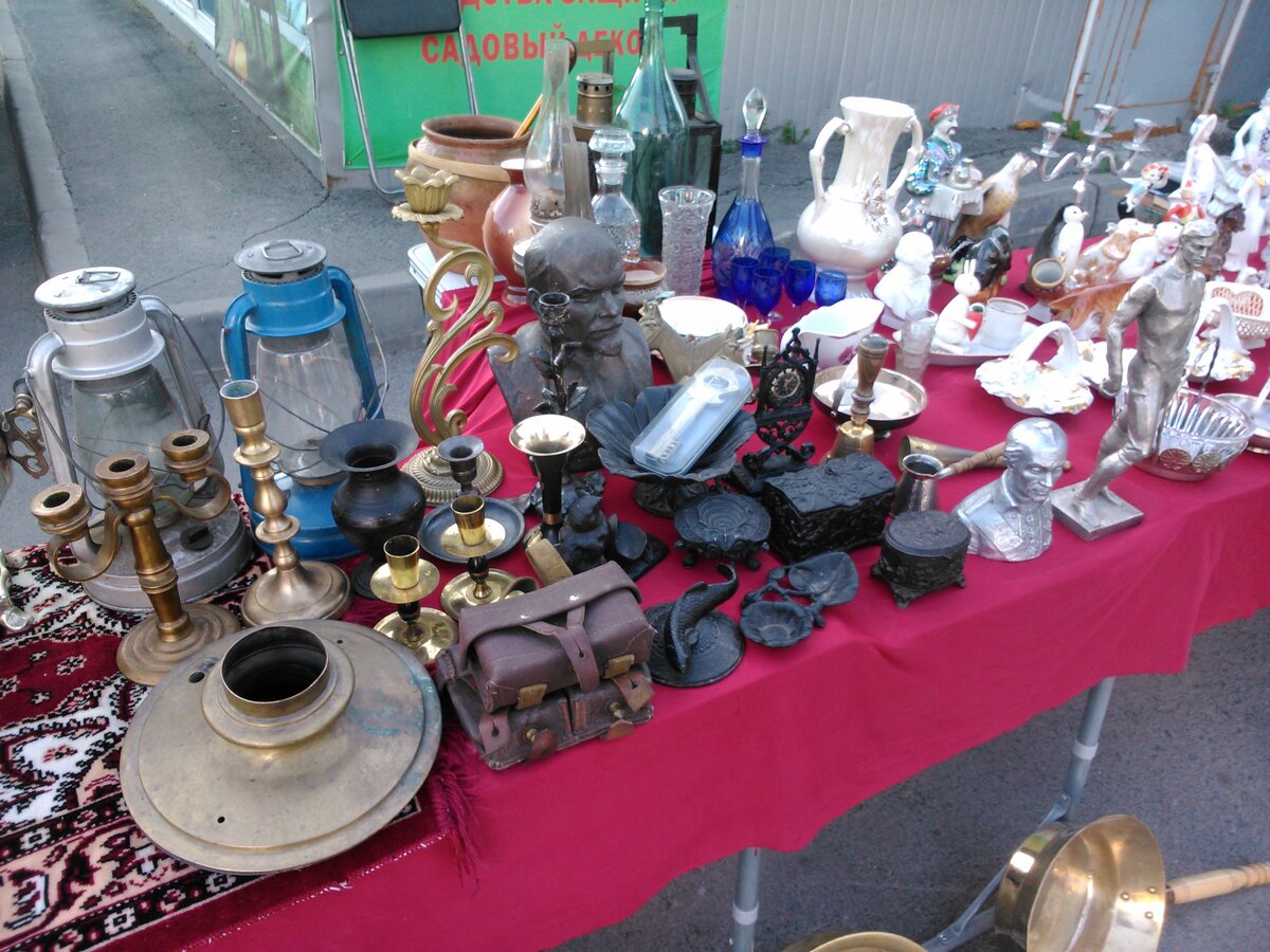 На блошином рынке можно найти всё