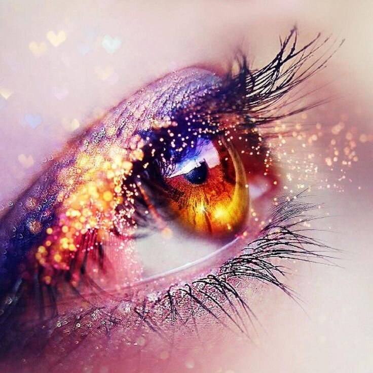 
Упражнение для привлечения любви, внимания и гармонизации отношений с дружественным полом.

Скажите честно, как часто на улице, в общественном транспорте Вы, обращая внимание на противоположный пол, с отвращением думаете:

«Какая же она страшная!», «Какой же он нелепый, еще и пытается глазки строить, урод!»

А потом грустно вздыхаете: «Эх, не те уже совсем нынче мужчины/женщины…?

А, может быть, Вам, наоборот, с восхищением приходится замечать про представителей другого пола:

«Ах, какие у этого алкаша творческие глаза!» или « Эта наглая толстая дама с прической «я упала с сеновала» наверняка, замечательная хозяйка и в сексе-ураган!?

Если второе, можете дальше не читать. Вы и так, я уверена, уже купаетесь во внимании и любви представителей дружественного пола.
А если внимания и любви хочется все-таки побольше, начинаем практиковать это замечательное упражнение.

На улице, в транспорте, на работе обращайте внимание на людей дружественного пола.

Задача мужчин – увидеть в каждой женщине что-то привлекательное, задача женщин – также увидеть в каждом мужчине что-то хорошее. В каждом встреченном!

Вам обязательно должно что-то понравиться: или рост, или цвет глаз, или одежда – все что угодно, главное найти в каждом представителе дружественного пола некую изюминку.

Эта техника убирает ваше глубинное неприятие друг друга, которое мотивировано вовсе не непривлекательностью человека, на которого вы смотрите, а вашими внутренними претензиями к дружественному полу, нашим прошлым опытом, обидами и разочарованиями.

Волшебный взгляд учит нас принимать людей такими, какие они есть. И если у вас есть это принятие, желаемые партнеры будут также видеть в вас все только хорошее – а это уже первый шаг навстречу своей половинке.

В конечном результате у нас должно сформироваться безусловное принятие представителей дружественного пола, как носителей женского начала и мужского начала. И здесь уже не надо будет выискивать привлекательность, потому что будет глубинное безусловное принятие Женщины в женщине и Мужчины в мужчине.

А они, я Вас уверяю, непременно ответят Вам взаимностью.

Если у вас уже есть половинка, те черты, которые вы не будете принимать у людей при выполнении упражнения, покажут вам, что именно вы не принимаете у своего мужчины или женщины. Именно это неприятие отдаляет вас друг от друга. Используя данное упражнение, можно улучшить отношения с Вашим партнером, развивая в себе принятие всего мужского или женского пола в принципе.

Кроме того, замечая в людях хорошее, Вы начинаете притягивать в свою жизнь хороших людей, а если кругом - гады, то Вы - в гадюшнике и надо из него выбираться!

Да что рассказываю?! Просто начинайте делать это упражнение с сегодняшнего дня и с удовольствием замечайте изменения к лучшему в своей личной жизни!
