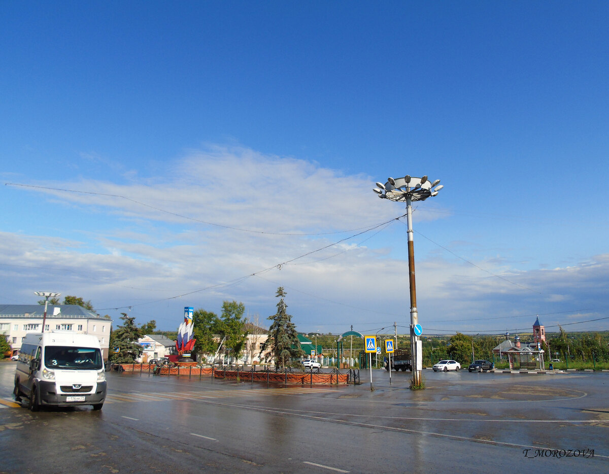 Исторически - главная рыночная площадь города с торговыми рядами. Сегодня здесь круговое движение с небольшим островком по середине. 