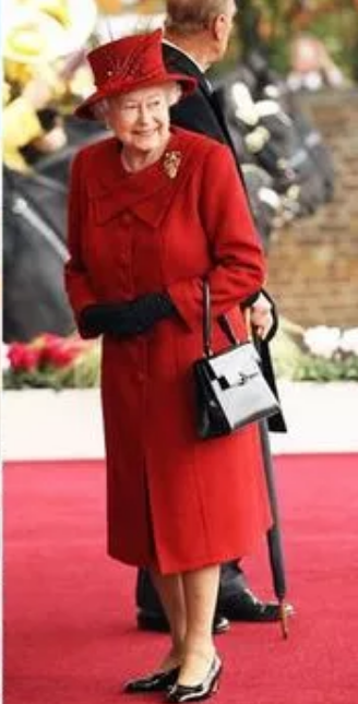Скриншот с сайта https://www.express.co.uk/travel/articles/1159732/queen-elizabeth-handbag-hook-royal-travel