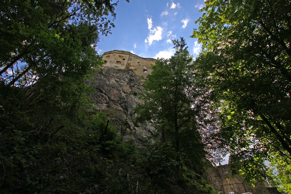 У подножья утеса