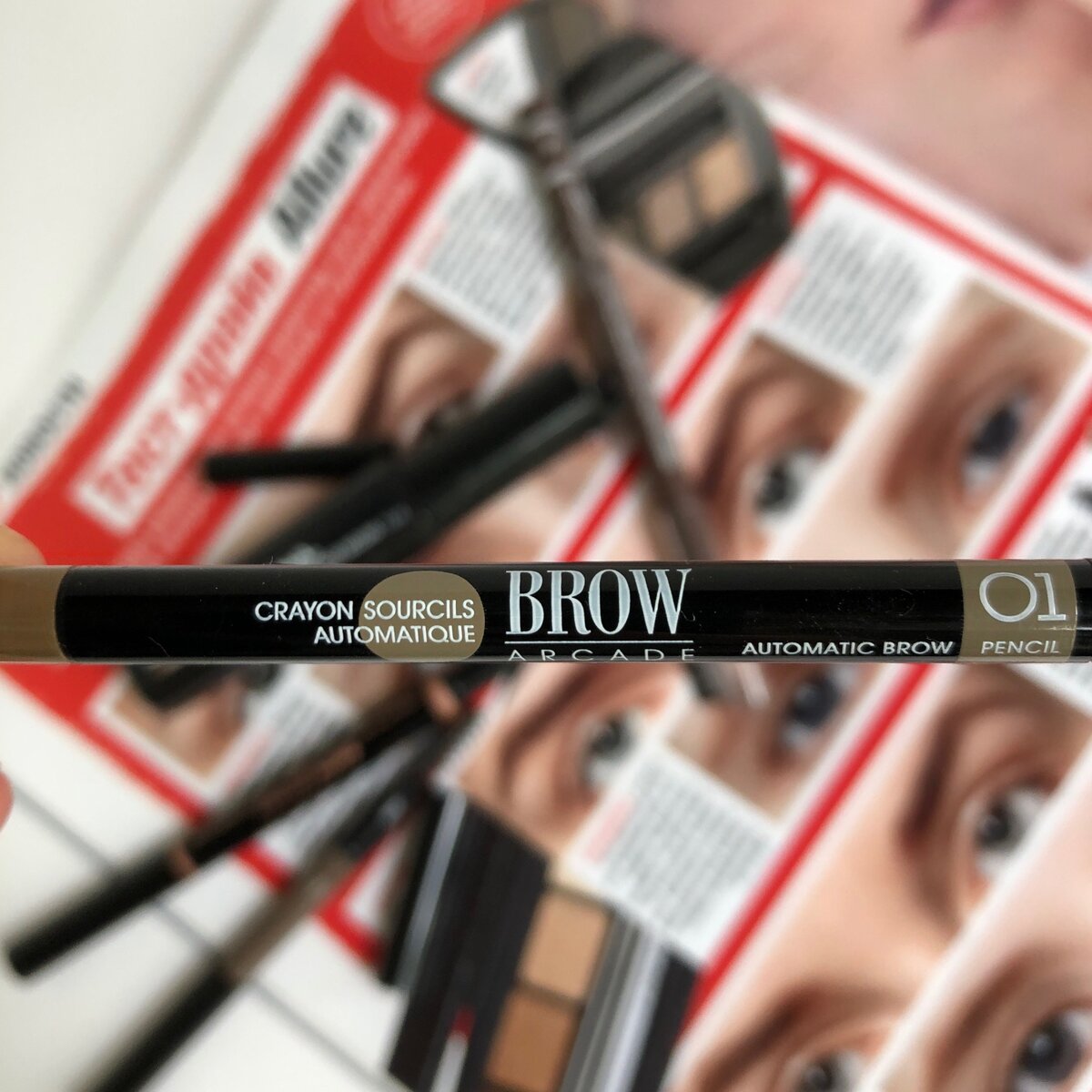 Vivenne Sabo Brow Arcade Automatic Eyebrow Pencil, фото сделано мной